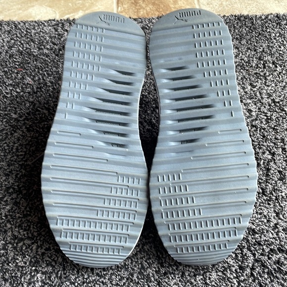 Gray w/pink accent Puma sneakers. Size 8 - Picture 4 of 5